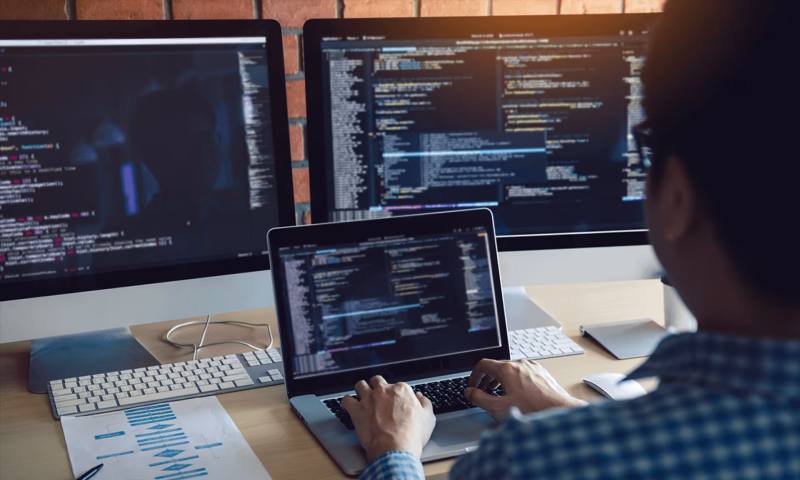 数据科学选型:R与Python如何赋能新平网站建设?